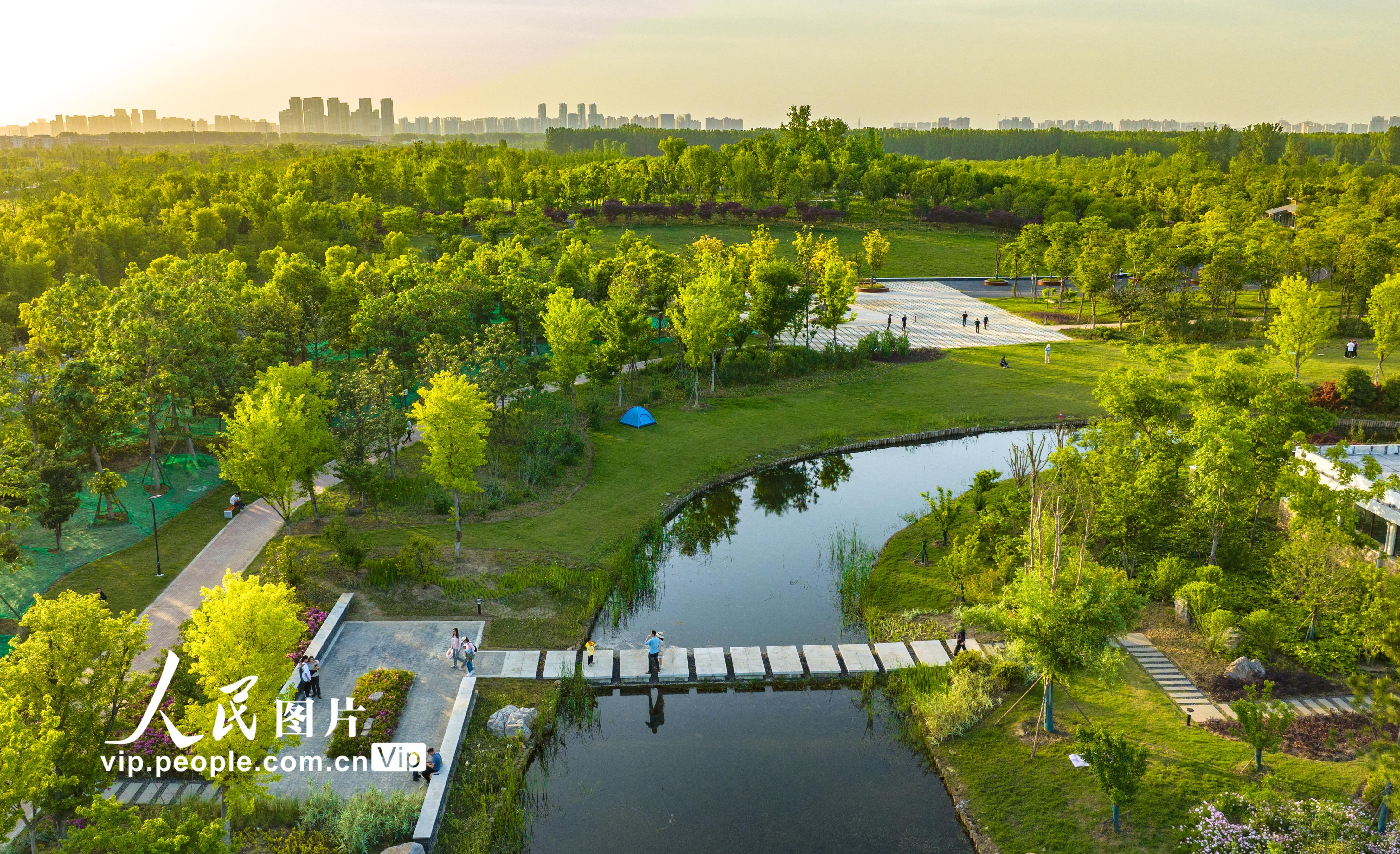 2023年4月29日，湖北省襄阳市，襄阳最大的城市公园——鱼梁洲中央生态公园正式开园，免费对市民开放，吸引了一大批游客前来观光。