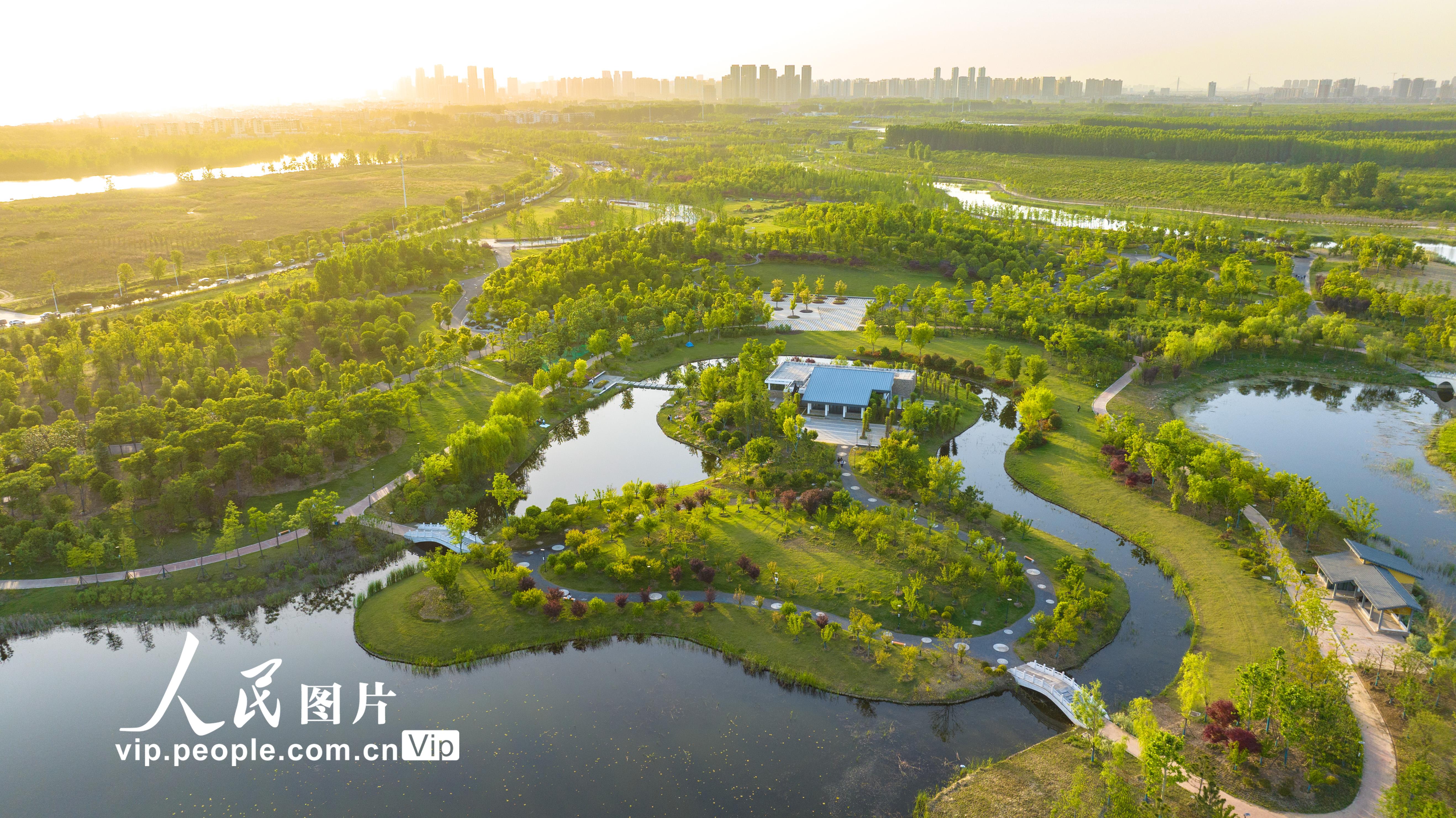 2023年4月29日，湖北省襄阳市，襄阳最大的城市公园——鱼梁洲中央生态公园正式开园，免费对市民开放，吸引了一大批游客前来观光。