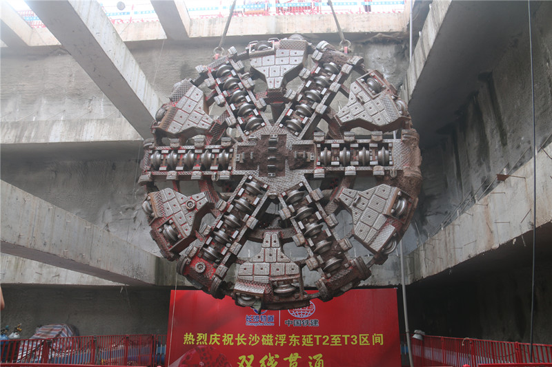 盾构机刀盘拆解吊出。受访单位供图