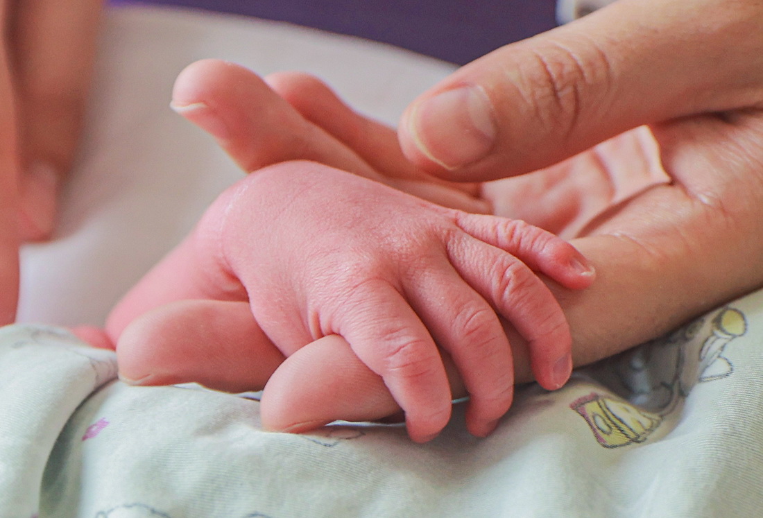 5月11日，在山东省荣成市妇幼保健院新生儿重症监护室，医护人员为新生儿进行观测、护理。新华社发（李信君摄）