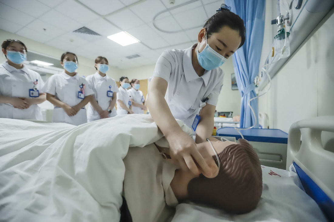 5月11日，河北省遵化市中医医院的护士在“技能比赛迎接护士节”的护理技能比赛中参加患者吸氧技能比赛。新华社发（刘满仓摄）