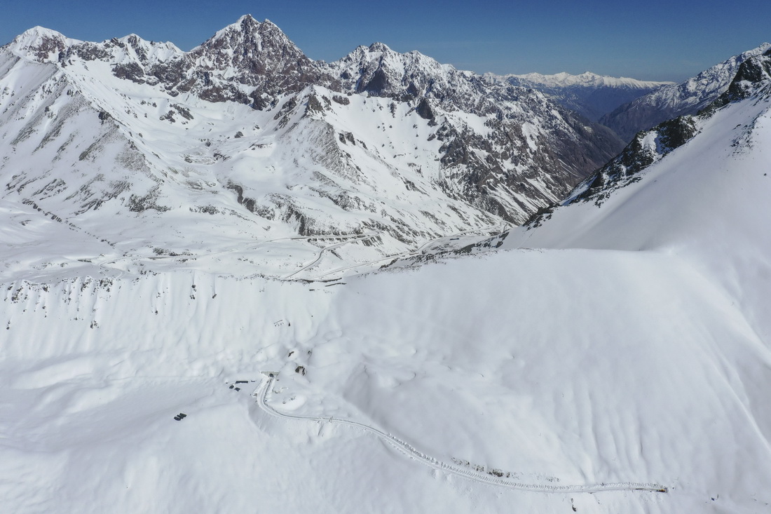 新疆独库公路穿越雪山延绵的高海拔山区（5月10日摄，无人机照片）。