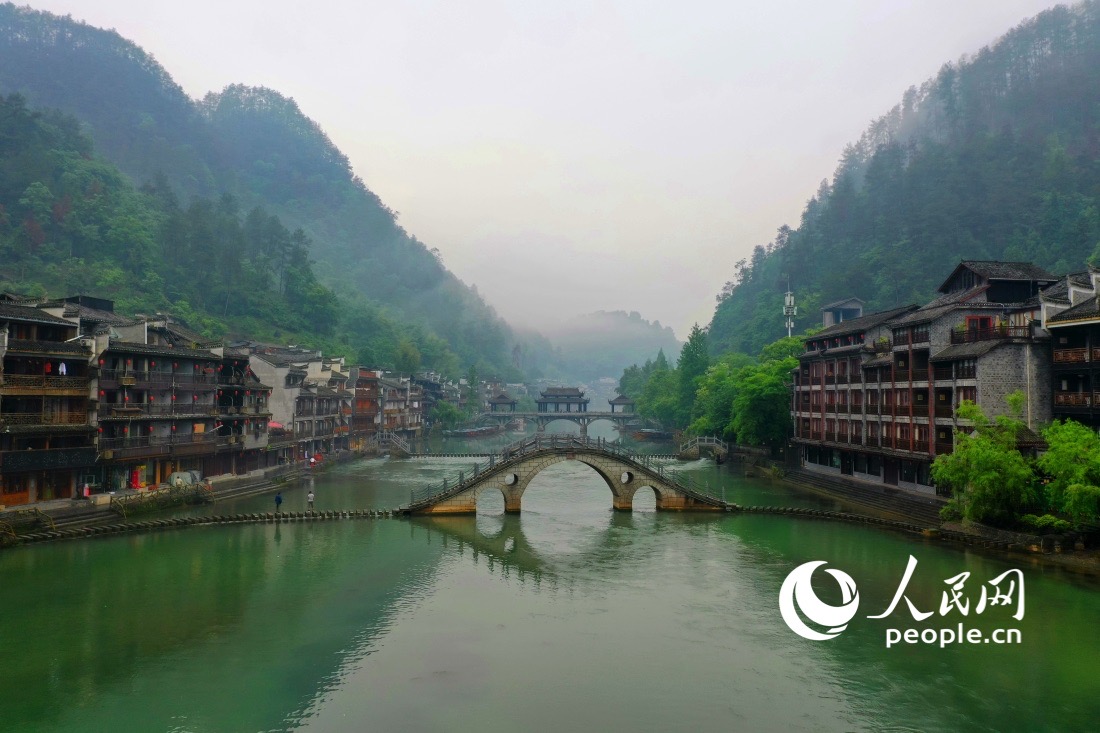 烟雨中的凤凰古城。人民网记者 王天乐摄