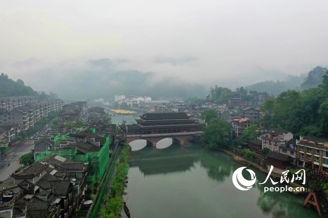 烟雨中的凤凰古城。人民网记者 王天乐摄
