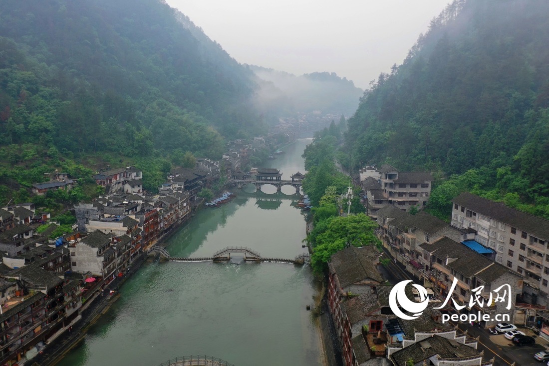烟雨中的凤凰古城。人民网记者 王天乐摄