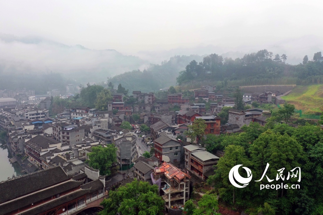 烟雨中的凤凰古城。人民网记者 王天乐摄