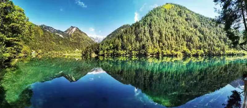 白云照影梦翩翩。九寨沟景区供图