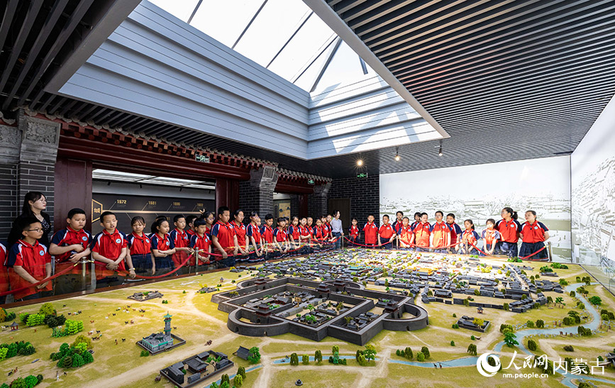 5月17日，呼和浩特市玉泉区南茶坊小学学生在归化城展示馆参观归化城沙盘。丁根厚摄