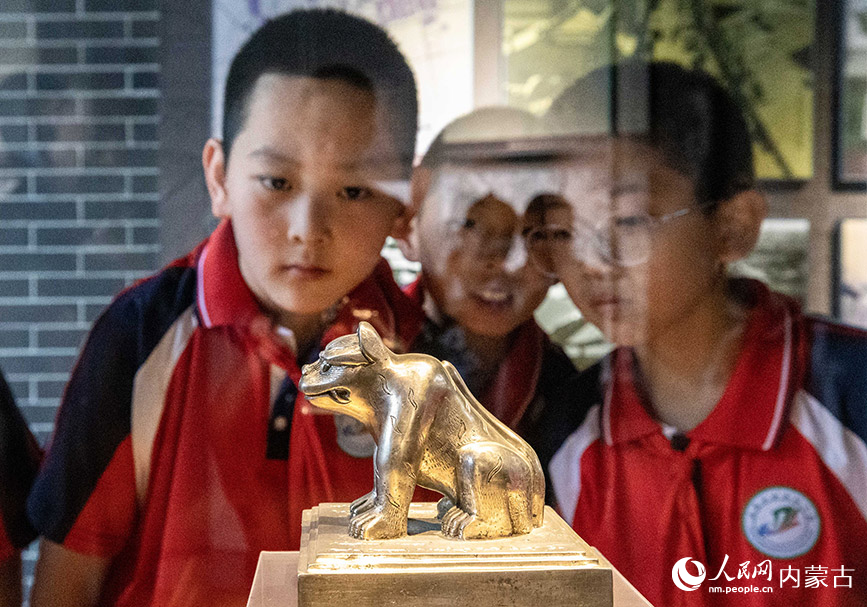 5月17日，呼和浩特市玉泉区南茶坊小学学生在归化城展示馆参观清代虎钮银印。丁根厚摄