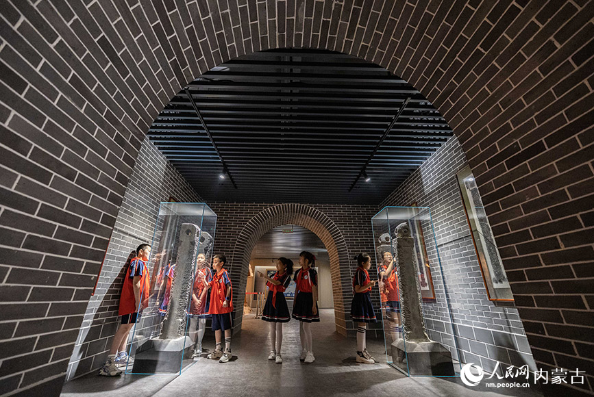 5月17日，呼和浩特市玉泉区南茶坊小学学生在归化城展示馆参观展品。丁根厚摄