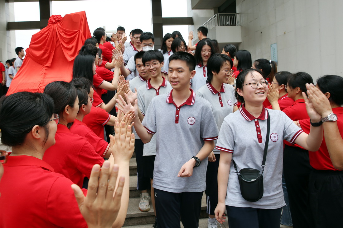 6月5日，浙江省东阳中学老师们和高三学生击掌，为他们加油鼓劲。
新华社发（胡扬辉 摄）