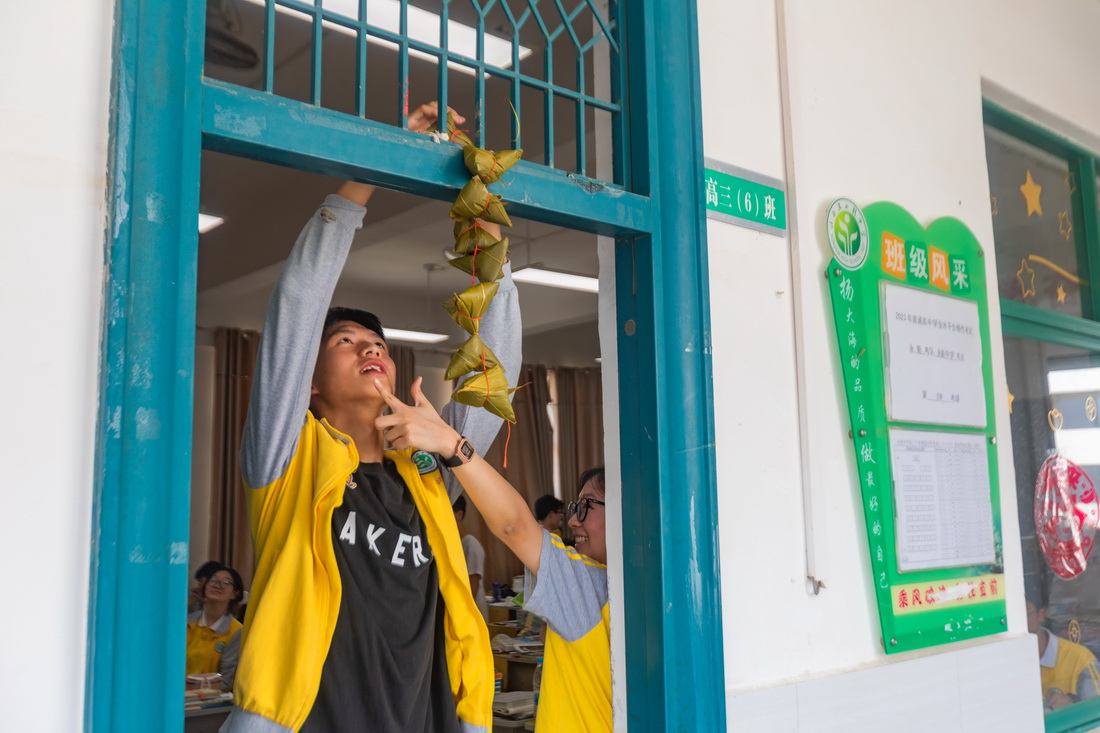 6月5日，江西省永新县永新中学学生挂起粽子，寓意在高考中“高中”。新华社发（刘平华 摄）