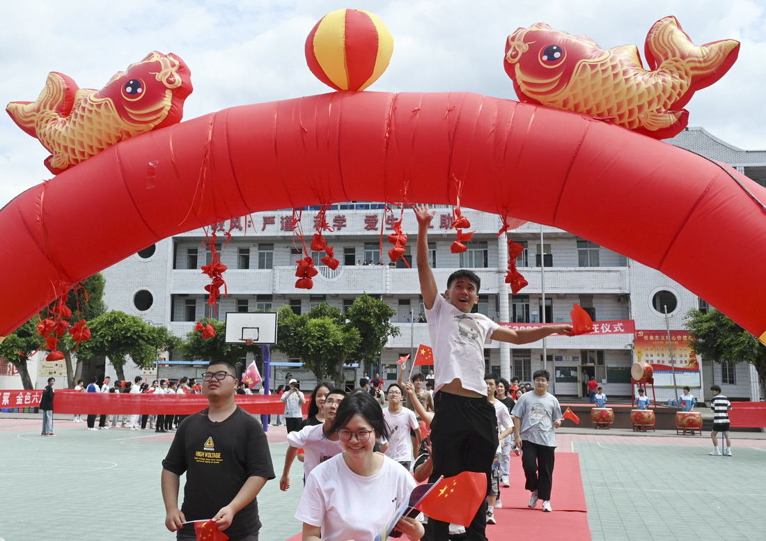 6月5日，四川省内江市第十三中学的高三学生冲过“得胜门”，希望能取得好成绩。新华社发（兰自涛 摄）