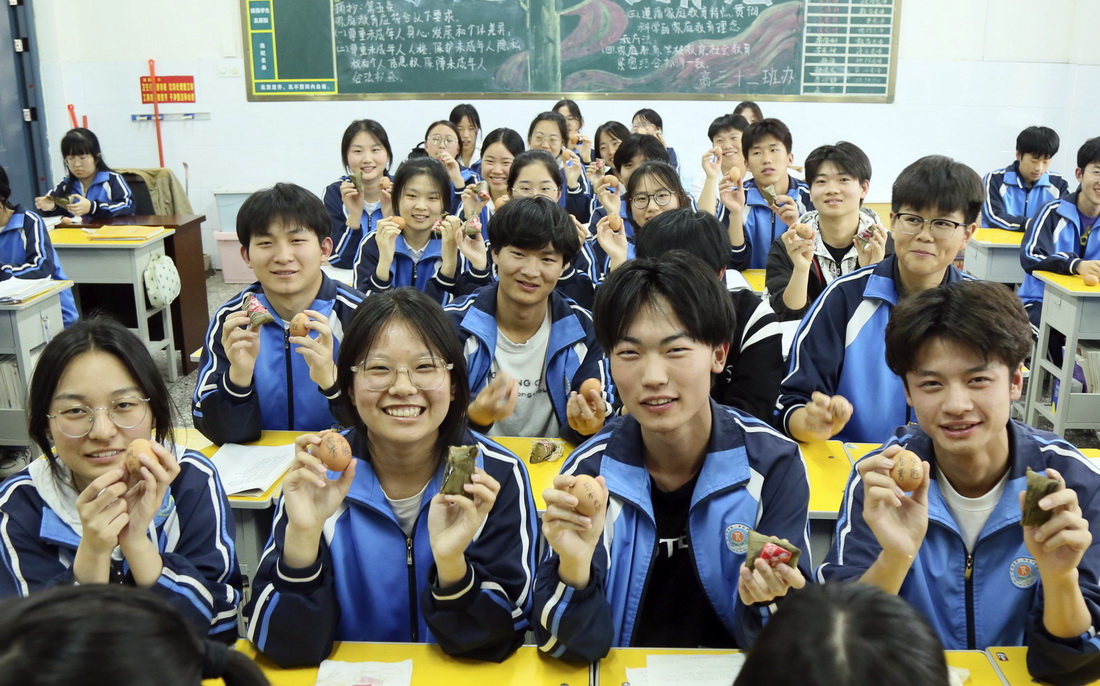  6月5日，河南省洛阳市汝阳县第二高级中学学生收到学校送上的写有高考祝福语的鸡蛋和粽子。新华社发（康红军 摄）