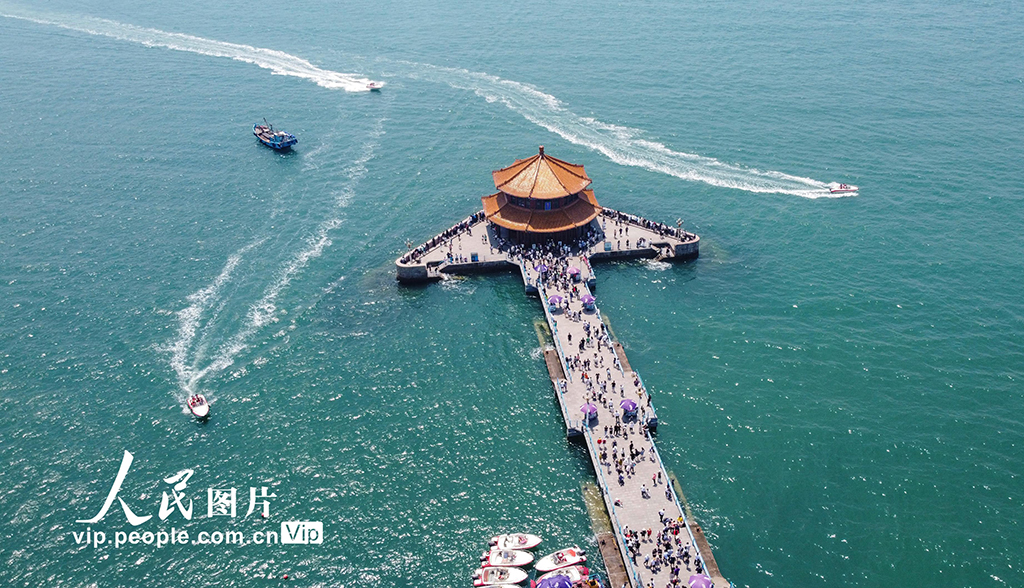 山东青岛：夏季滨海观光旅游“升温”
