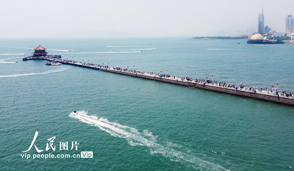山东青岛：夏季滨海观光旅游“升温”【2】
