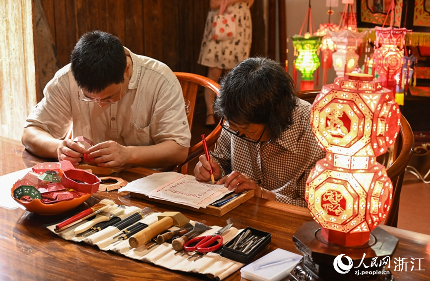 王汝兰正展示针刺无骨花灯制作工艺。人民网 叶宾得摄