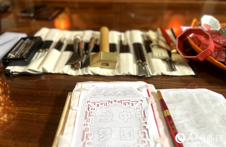 针刺无骨花灯制作工艺工具展示。人民网记者 张丽玮摄