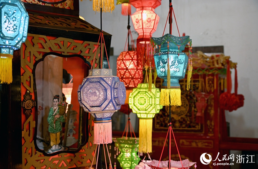 针刺无骨花灯成品展示。人民网 叶宾得摄