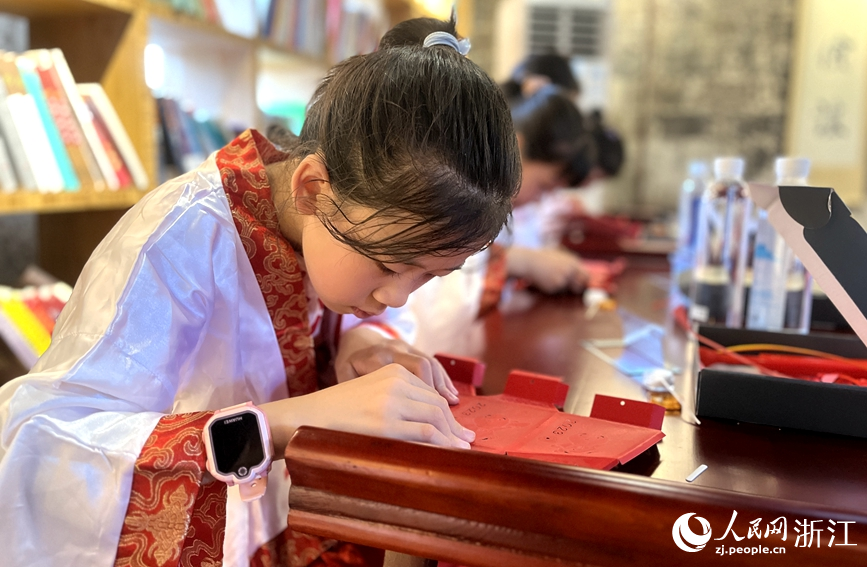 学生体验针刺无骨花灯制作。人民网 记者 张丽玮摄