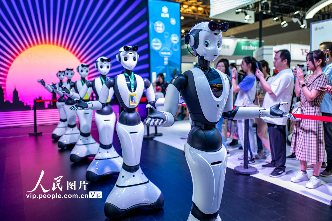 7月6日，2023世界人工智能大会现场，观众在观看机器人群舞。
