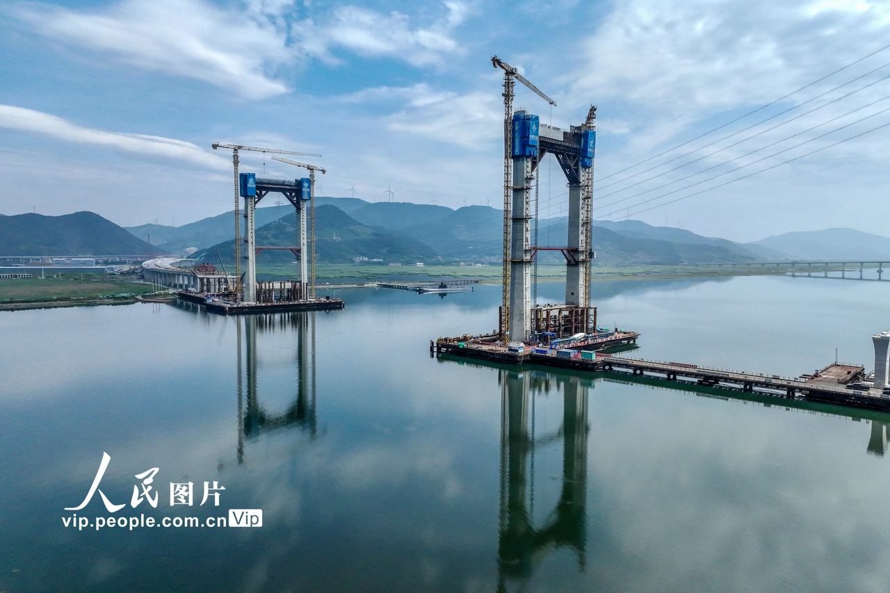 2023年7月8日中午，经过3小时的连续奋战，宁波舟山港六横公路大桥一期项目梅山水道桥梅山侧主塔顺利封顶，标志着项目步入主梁施工阶段，项目进入完工“倒计时”。