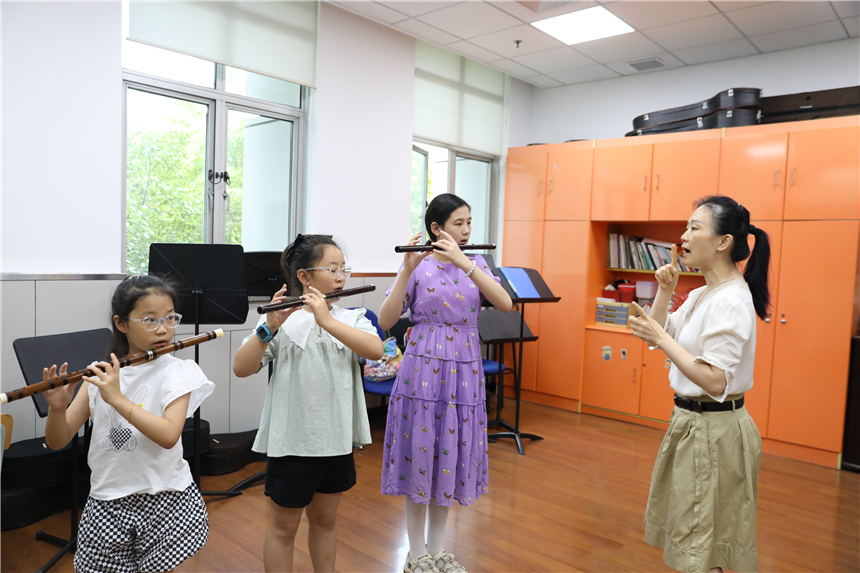 笛子老师正在教学员如何正确发声。