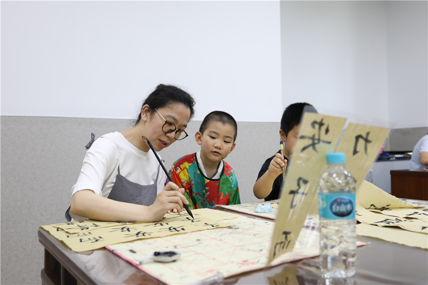 书法老师正在为孩子做示范。