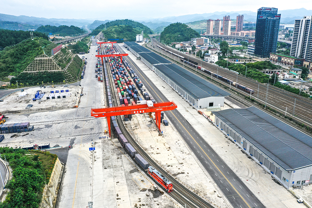 7月28日，贵阳国际陆港首次开行的直达中亚班列从贵阳都拉营站驶出（无人机照片）。新华社记者 杨文斌 摄