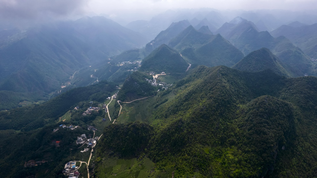这是无人机视角下的岩头村，位于画面中间的山体中（无人机照片，7月27日摄）。新华社记者 杨植森 摄