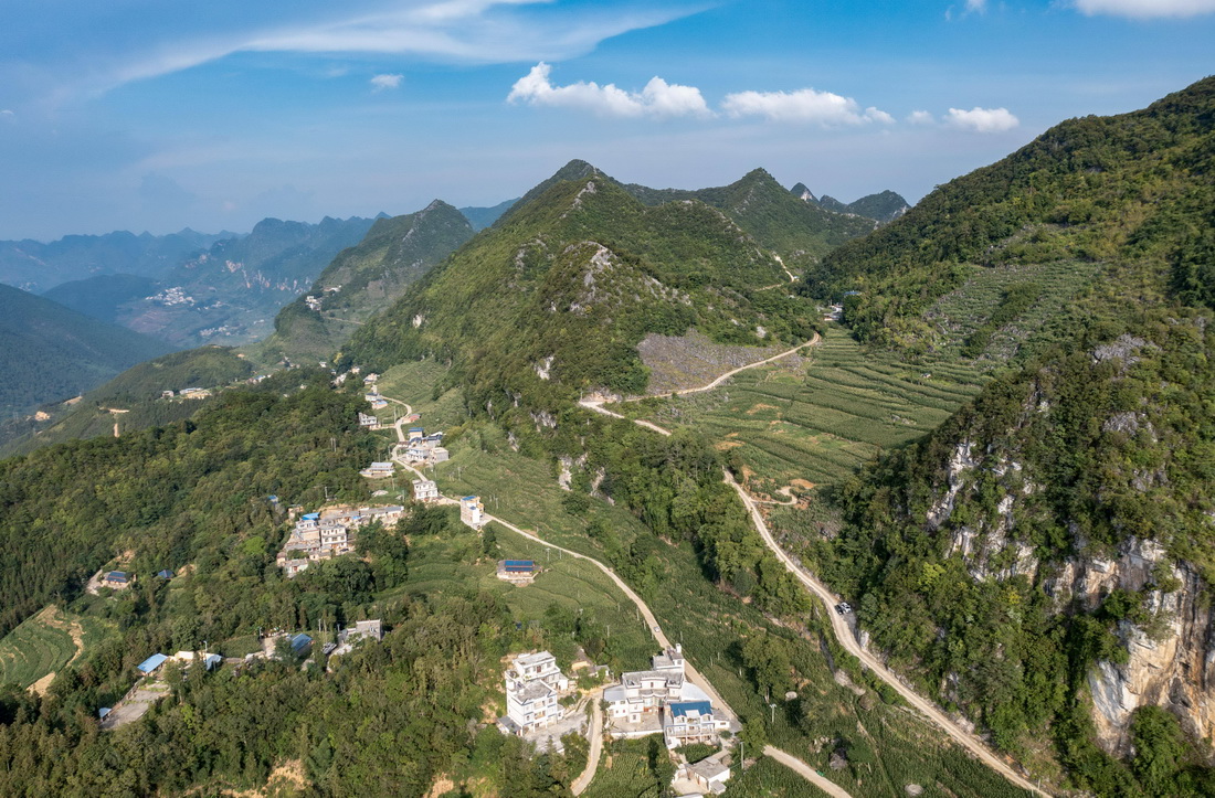 这是无人机拍摄的西畴县山间公路，右侧这条是岩头村村民小组长李华明带领群众修建的最后一公里进村道路（无人机照片，7月26日摄）。新华社记者 陈欣波 摄