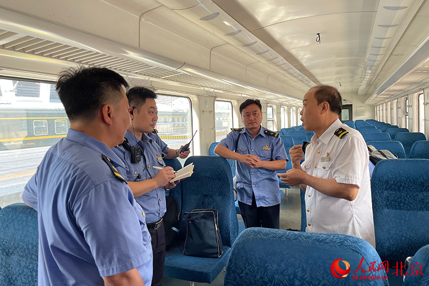 列车工作人员分配各自任务。人民网记者 尹星云摄