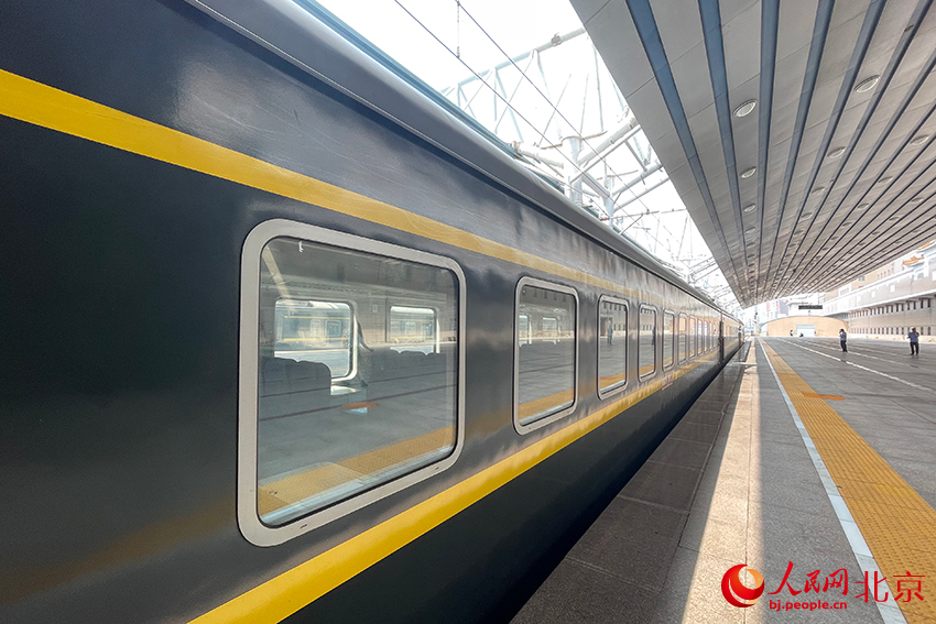 8月4日上午，北京西站站台，“抢57001”次临时旅客列车即将出发。人民网记者 尹星云摄
