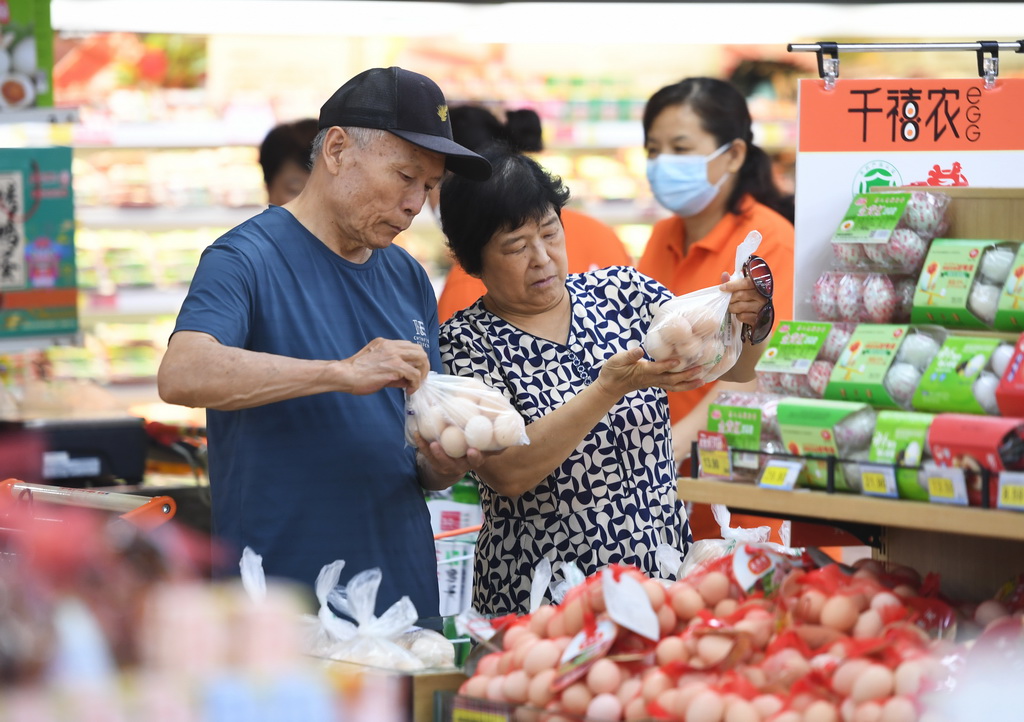 8月10日，市民在涿州市惠友超市钻石广场店选购鸡蛋。