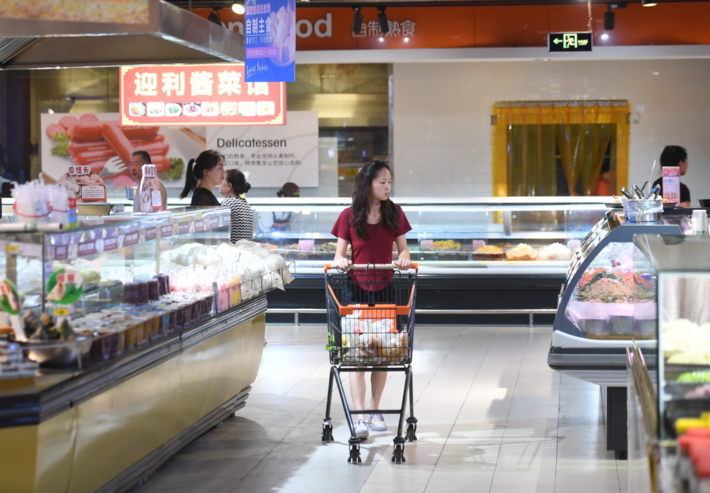 8月10日，市民在涿州市惠友超市钻石广场店选购商品。