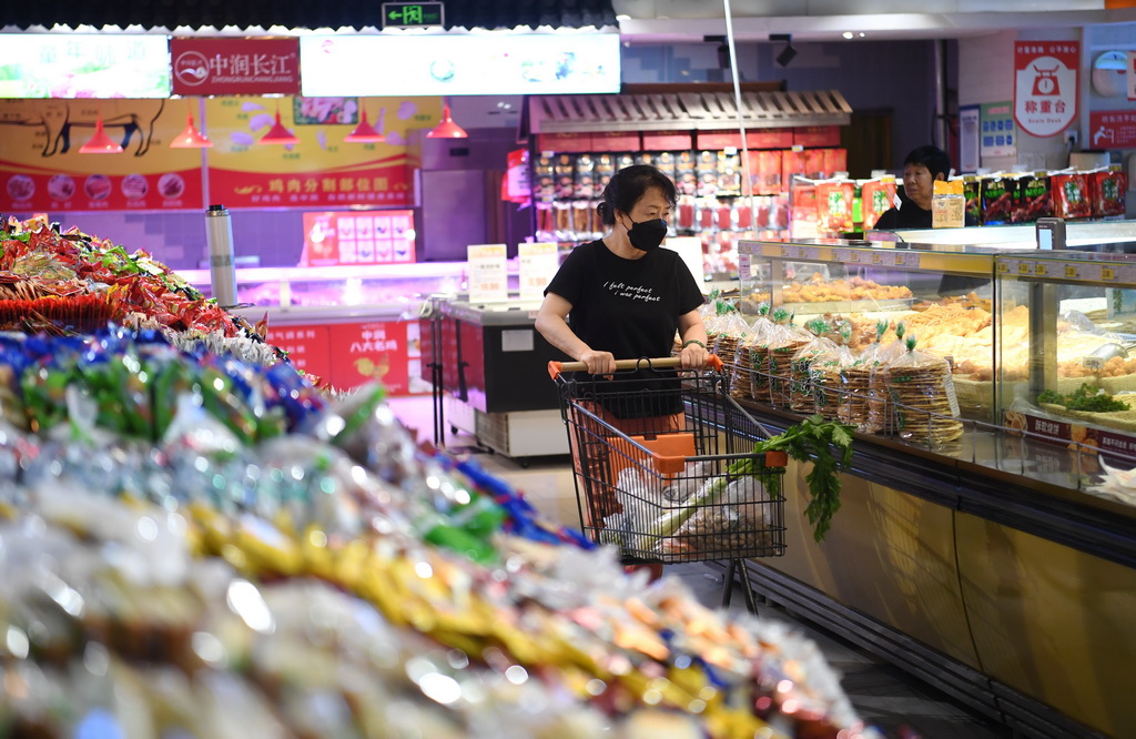 8月10日，市民在涿州市惠友超市钻石广场店选购商品。