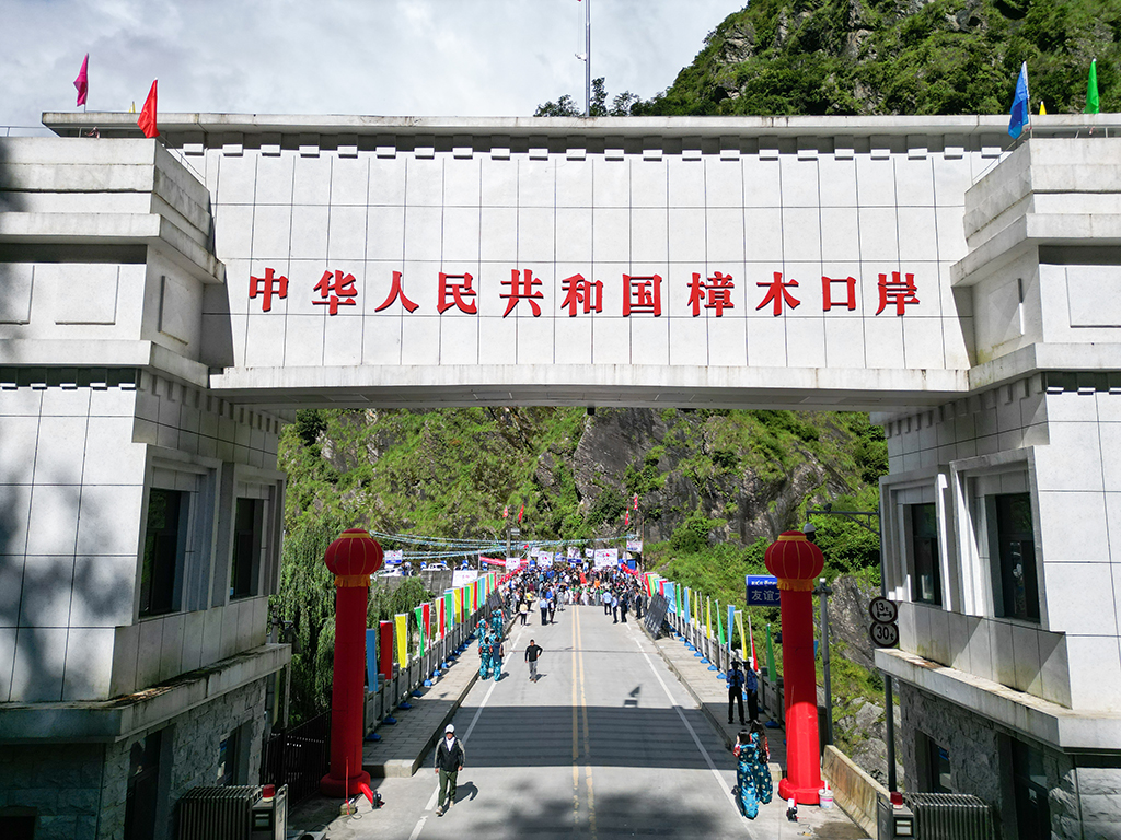 9月1日，往来中尼两国的人员跨过友谊桥（无人机照片）。新华社记者 李键 摄