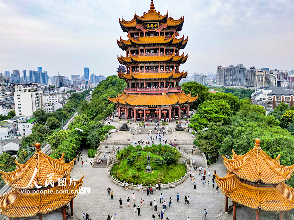 湖北武汉：黄鹤楼景区人气旺