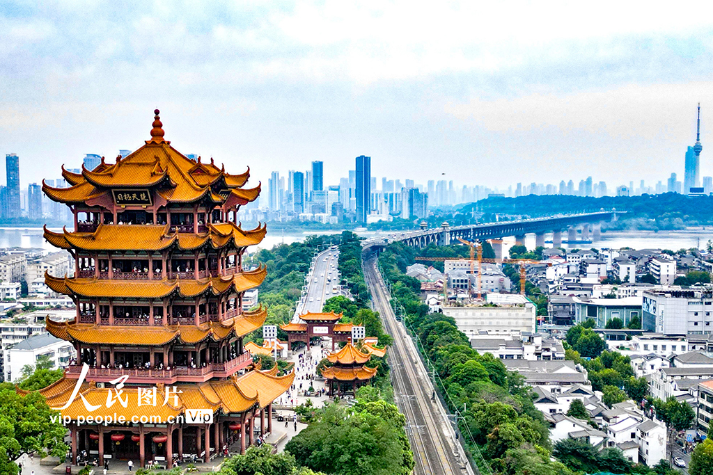 湖北武汉：黄鹤楼景区人气旺【2】