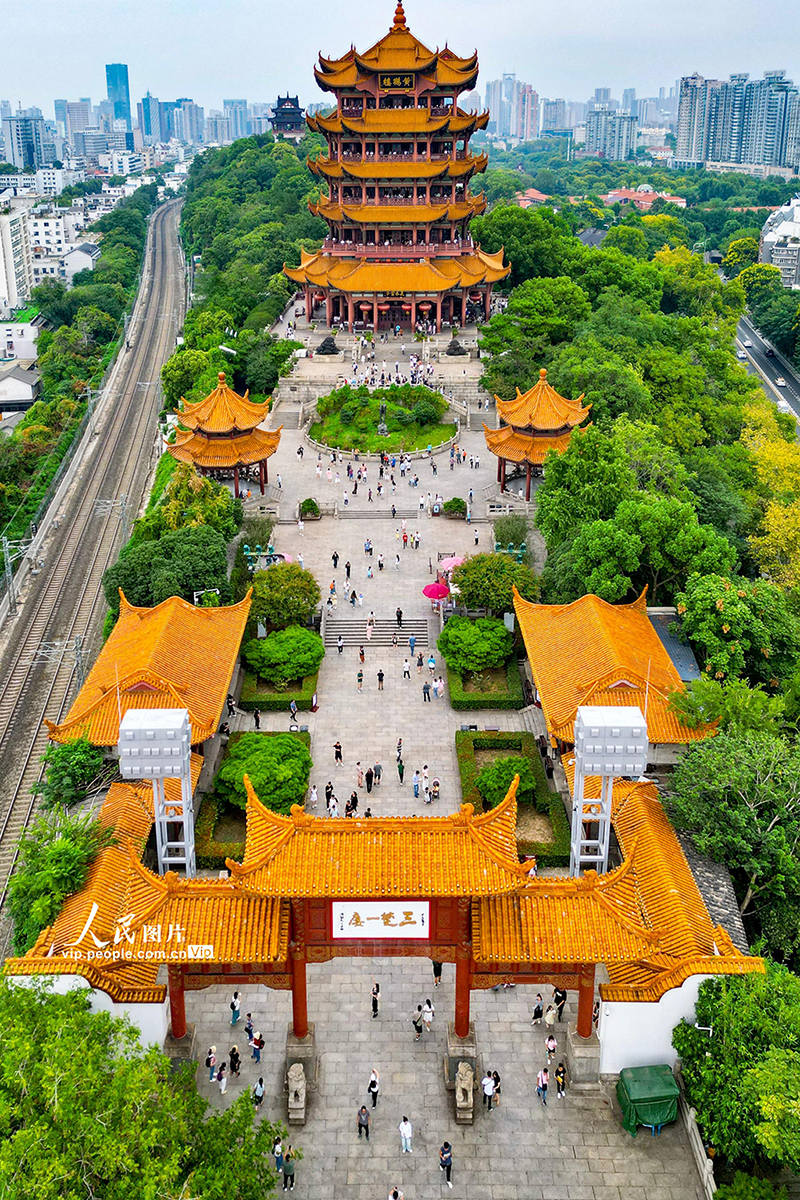 湖北武汉：黄鹤楼景区人气旺【3】
