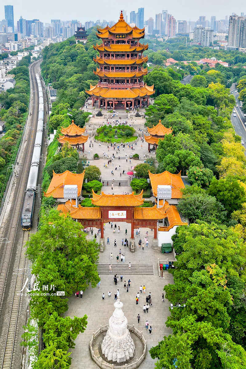 湖北武汉：黄鹤楼景区人气旺【4】