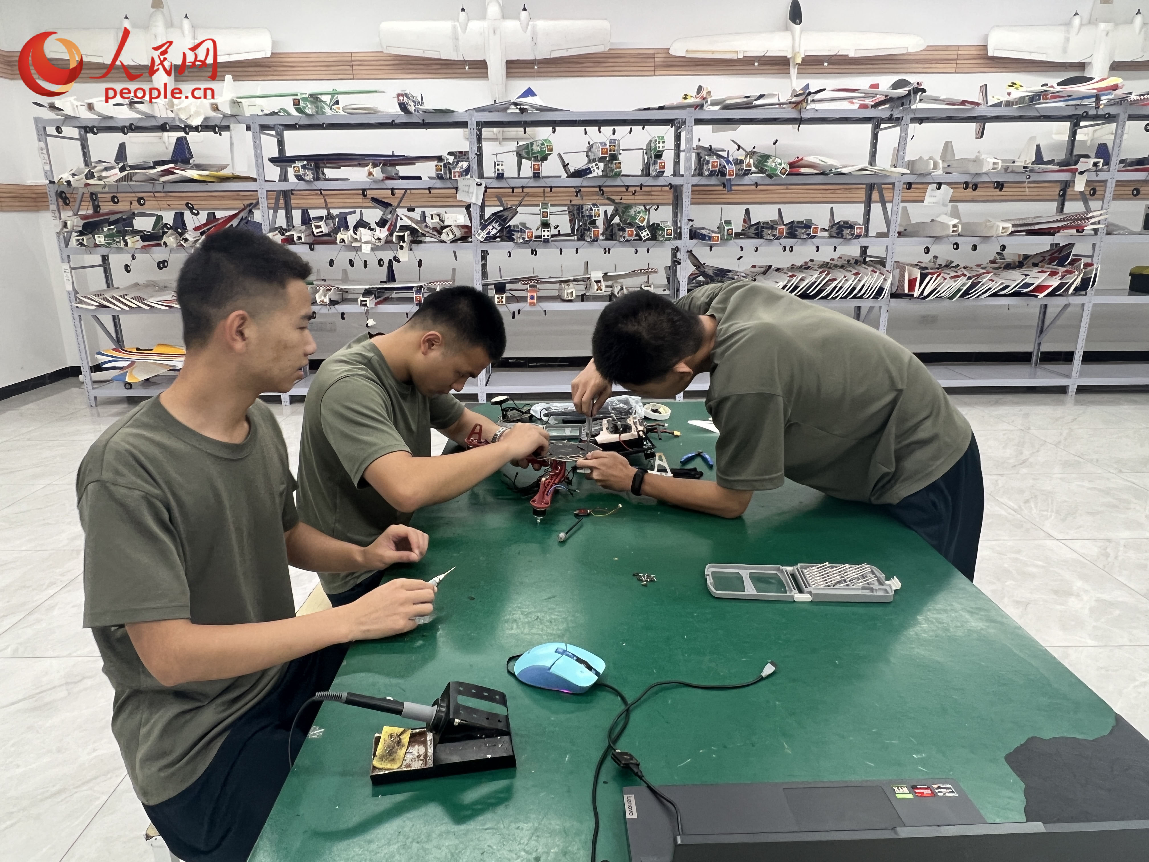 在固定翼创客空间，学员们正实操练习。人民网 欧阳易佳摄