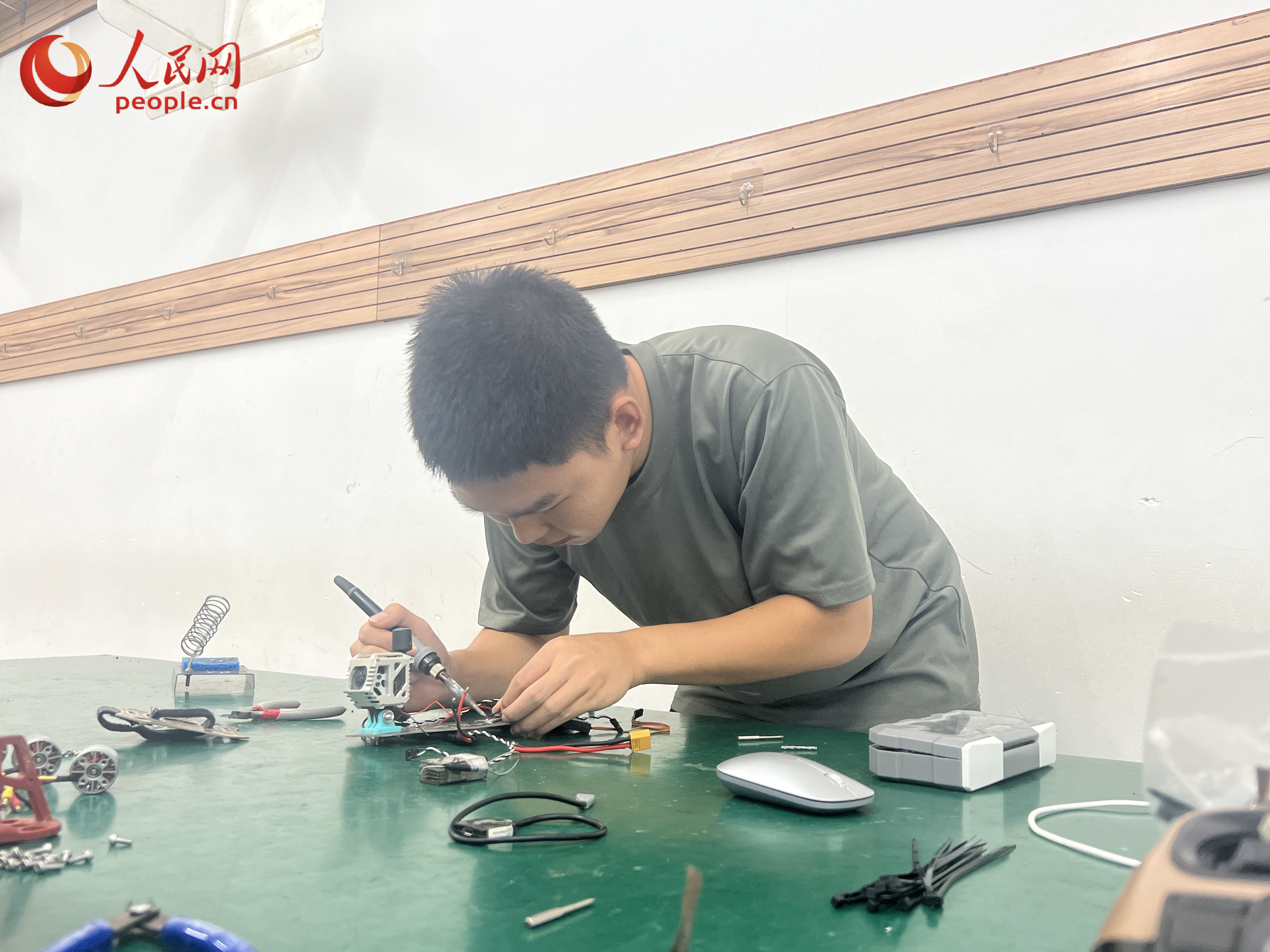 在固定翼创客空间，学员们正实操练习。人民网 欧阳易佳摄