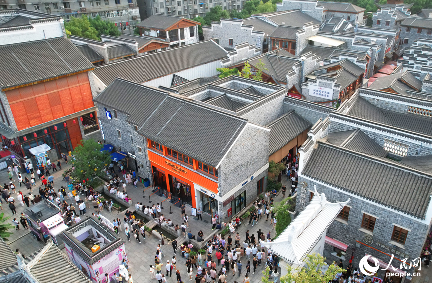 南昌市万寿宫历史文化街区人山人海，热闹非凡。人民网记者 毛思远摄