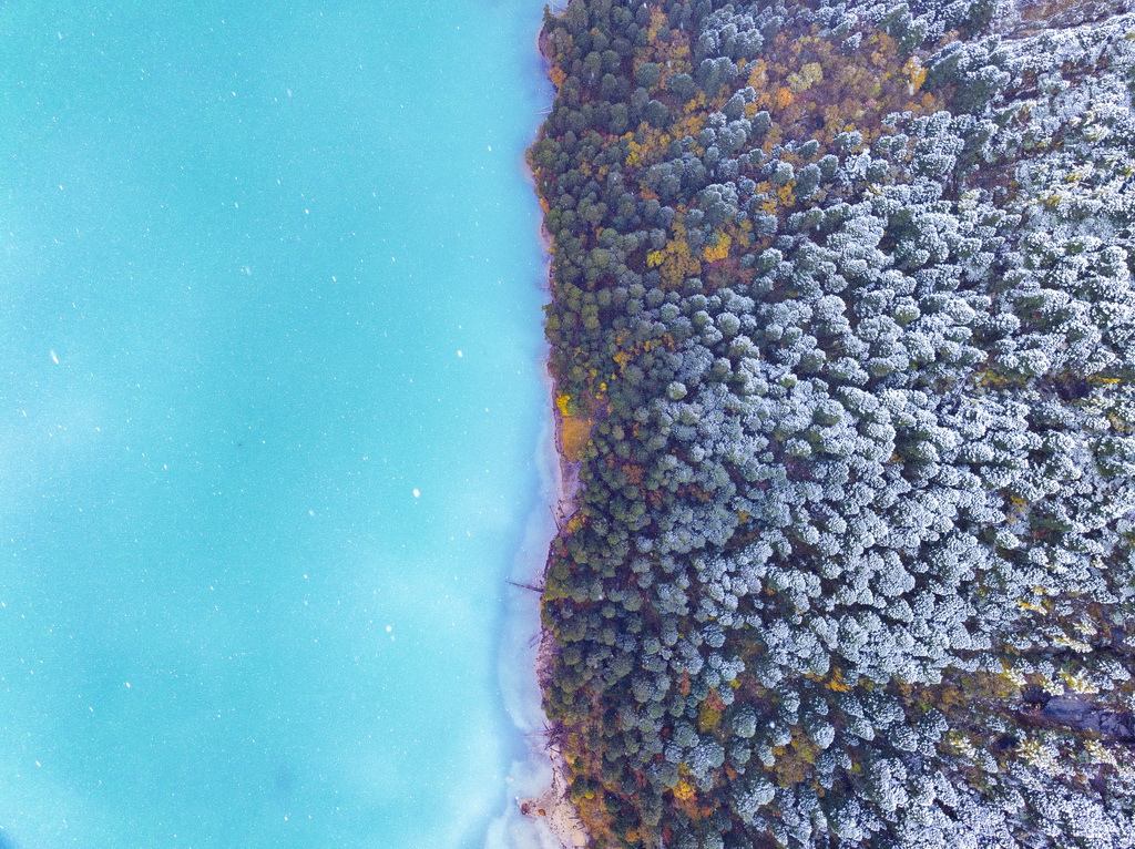 这是在林芝工布江达县拍摄的雪景（无人机照片，10月28日摄）。