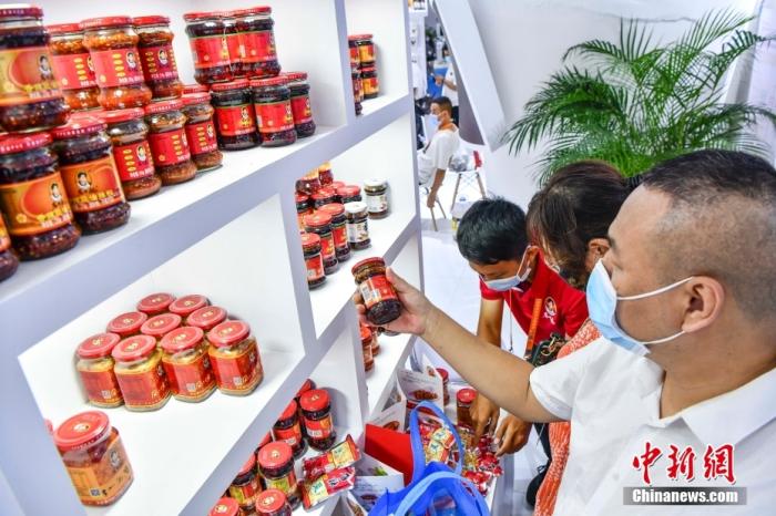 “老干妈”辣酱吸引参观者。 <a target='_blank' href='/'>中新社</a>记者 骆云飞 摄