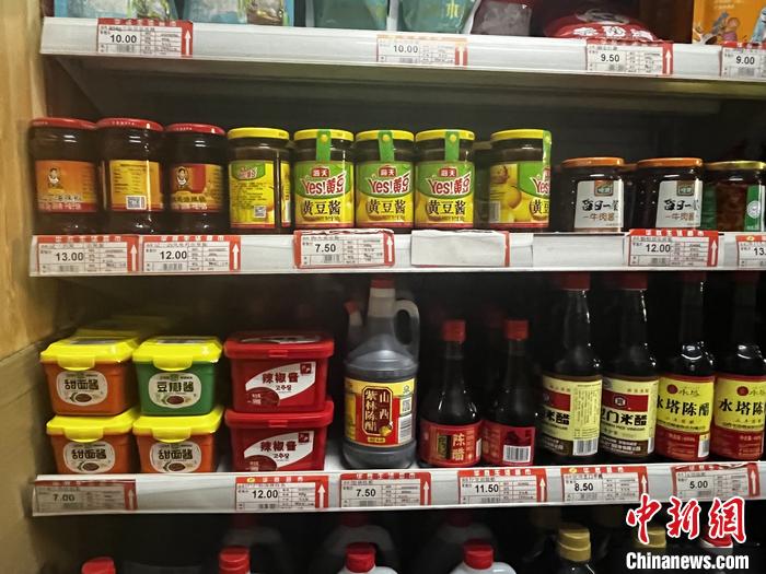 北京一家商店里，老干妈被摆放在不太显眼的地方。 <a target='_blank' href='/' >中新网</a> 左宇坤 摄