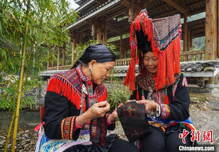 广西非遗传承人展示瑶族反面刺绣手工技艺