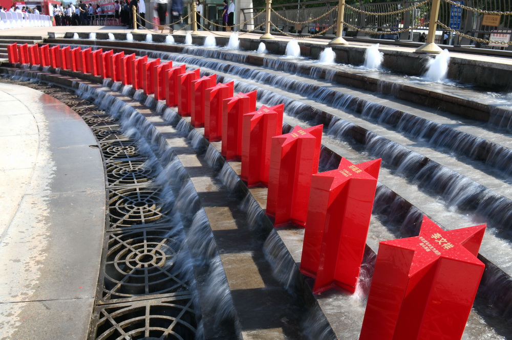 这是北京中华世纪坛圣火广场上的五星灯柱（5月30日摄）。