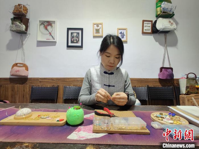 传统旗袍盘扣手工制作技艺传承人许东方正在制作盘扣。叶秋云 摄